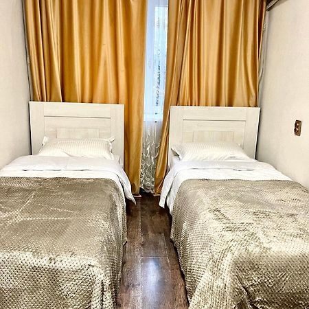 Прекрасная Квартира На Арбате В Алматы Esterno foto
