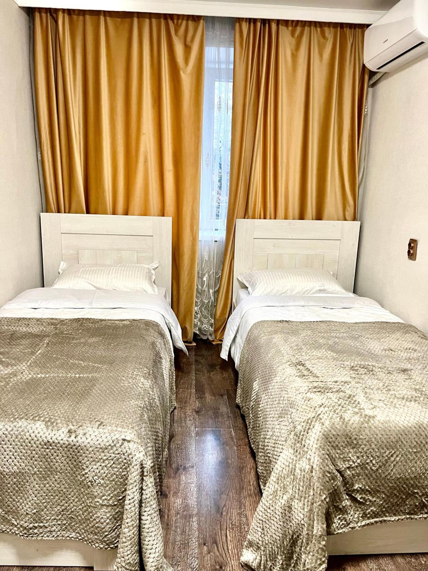 Прекрасная Квартира На Арбате В Алматы Esterno foto